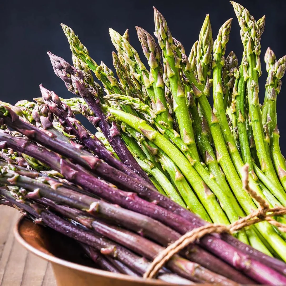 Sayuran asparagus ungu dan hijau.